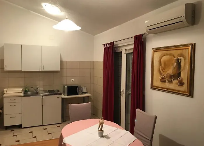 Superior Buba Near The Gostinjska kuća Makarska